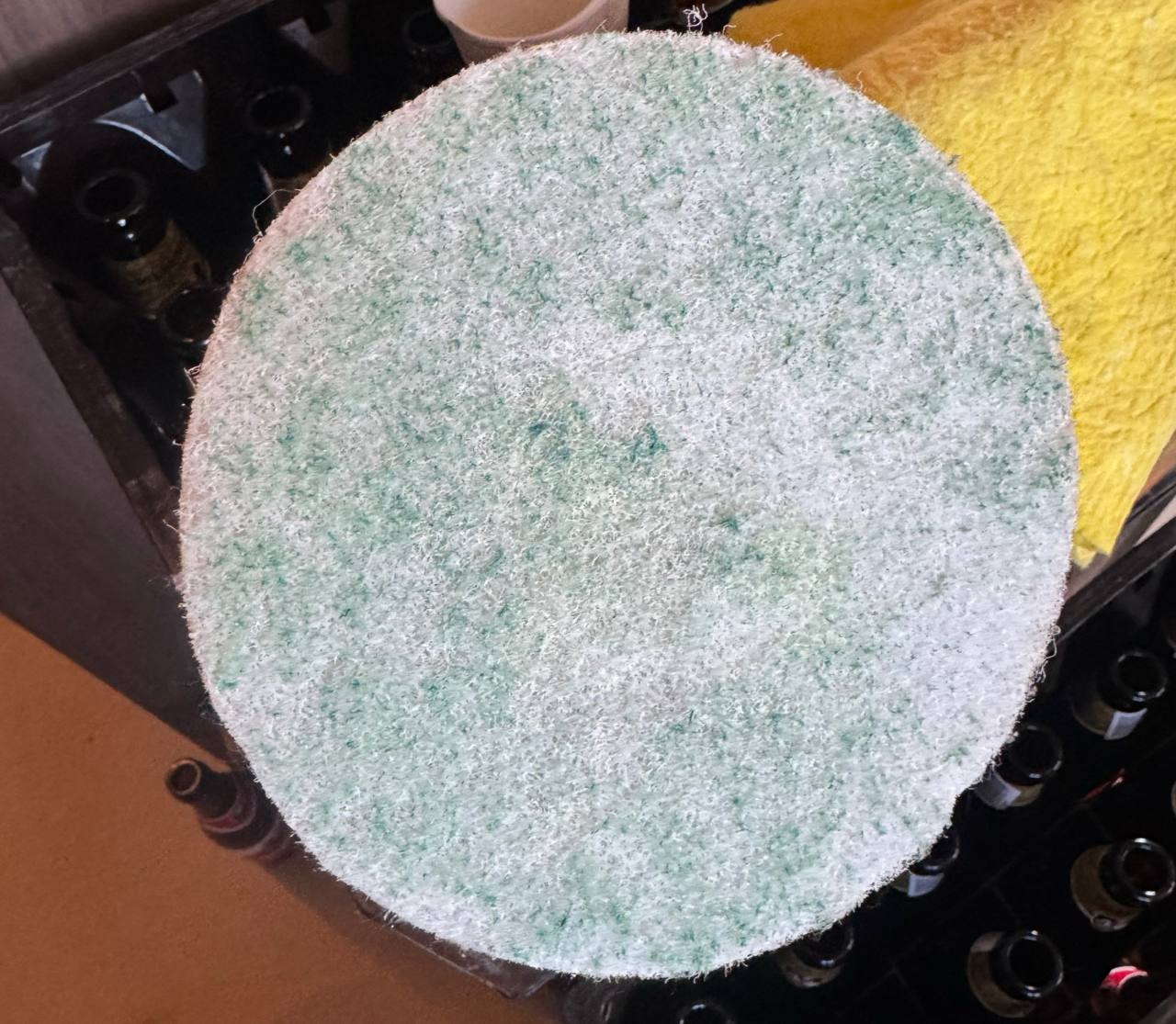 Witte polijstpad met duidelijke groene kleurafgifte na het polijsten van een ingekleurd natuurstenen blad